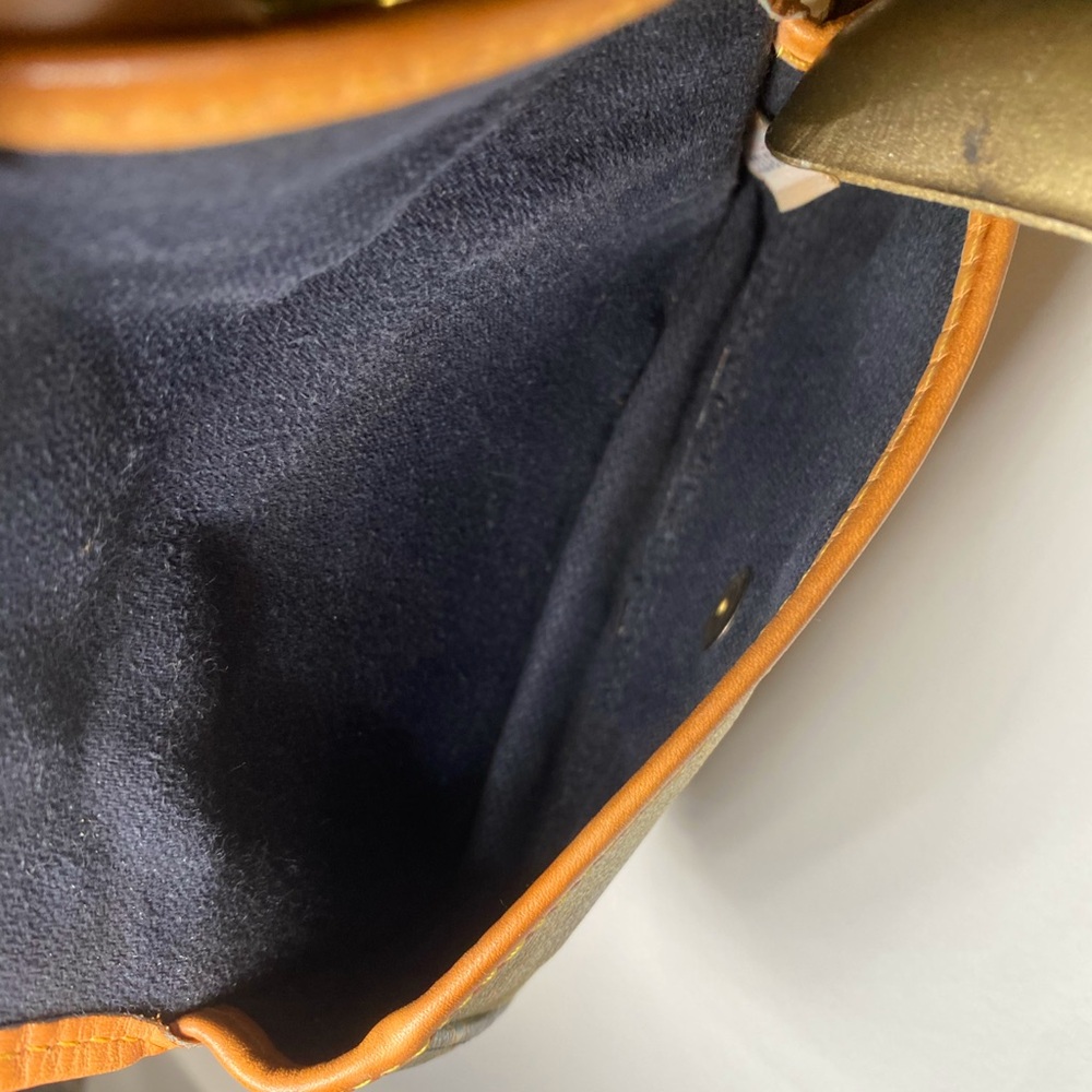 Dooney and Bourke Heart wristlet - Picture 5 of 8